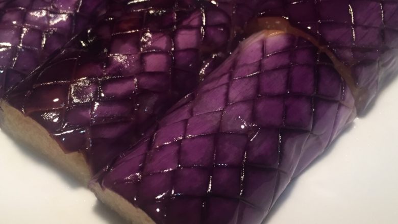 花枝茄子🍆,用盘子盛出,吃的时候加点味极鲜。