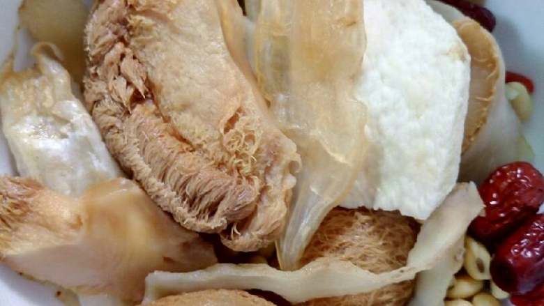 猴头菇花胶鸡汤,煲汤材料全部洗净备用。「 <a style='color:red;display:inline-block;' href='/shicai/ 236'>猴头菇</a>，<a style='color:red;display:inline-block;' href='/shicai/ 3'>花胶</a>要提前泡发2小时」