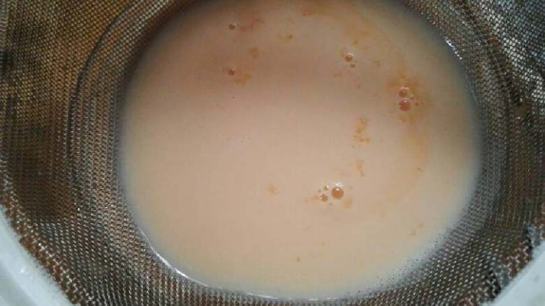 木瓜撞奶,把搅拌好的木瓜牛奶汁倒入容器中(最好过滤一下,这样会比较更加顺滑)。