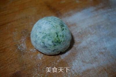 菠菜面,将菠菜碎和面粉揉成团 静置20分钟