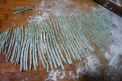 菠菜面,将面前切成细条