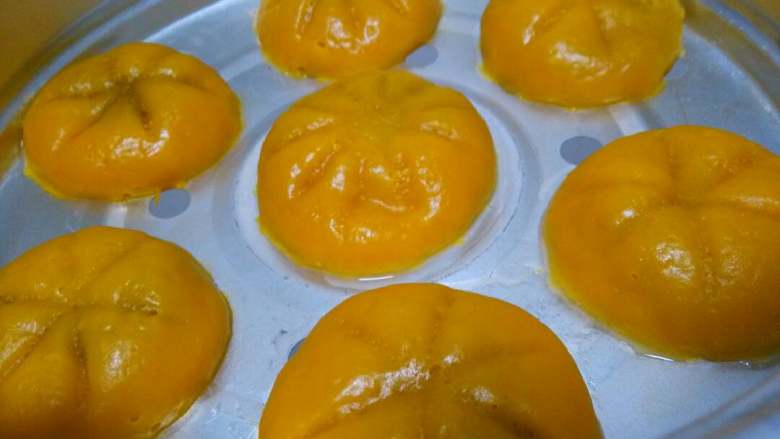 南瓜饼#甜蜜美味#,最后上蒸锅蒸十分钟即可,不要着急打开盖,让它再焖几分钟再开盖便好了