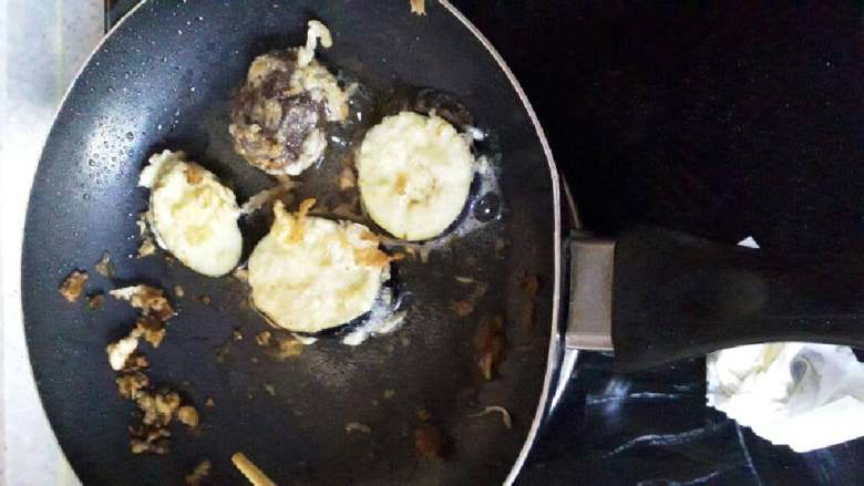 美味香菇茄盒,少许油,中火煎
