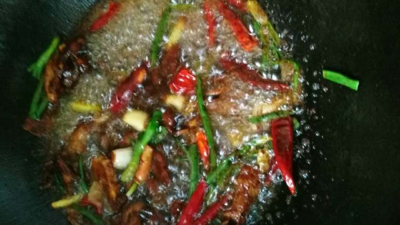 炖鳝鱼,下料煸炒出香,并及时滴醋爆香出味,醋会将油锅的香味发挥的更突出。然后加入适量面酱,继续煸炒,至酱香味浓郁。