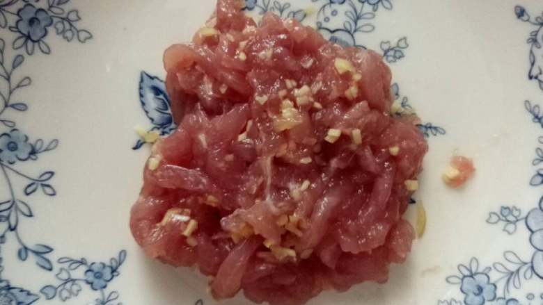 竹笋炒肉丝,瘦肉切成丝,放入少许芡粉,姜末,拌匀备用