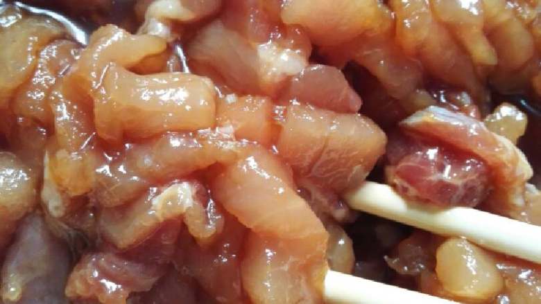 三米肉粽+#春意绿#,肉事先腌制好(蚝油,糖,鲍鱼汁,味极鲜)拌匀腌制半个小时左右这样比较容易入味。