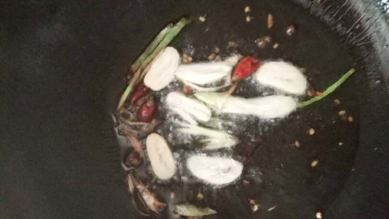 竹笋炒肉丝,热锅倒油放入花椒,干辣椒,葱姜蒜适量,开小火煸香