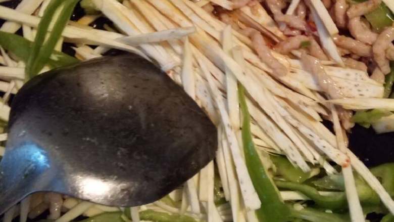 竹笋炒肉丝,然后倒入竹笋,加入少许的盐,倒少量的水(不让菜糊锅),开中火翻炒即可。