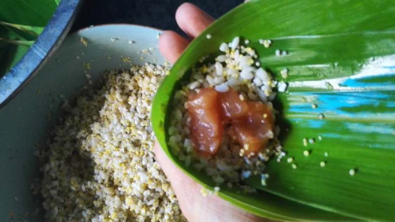 三米肉粽+#春意绿#,放上肉,大人吃,肉可以会多放些