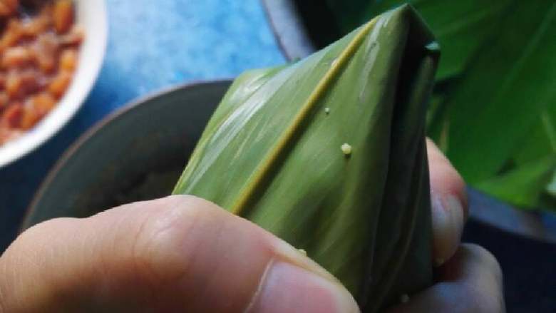 三米肉粽+#春意绿#,因为包时得两边手一起,所以没办法拍照,左手托着粽子底部,右手呈拳头姿势压实米