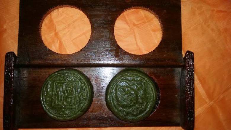 艾草香青团(家乡美食),面团放到蒸锅里蒸15分钟出锅揉透,再放到模具印一下。