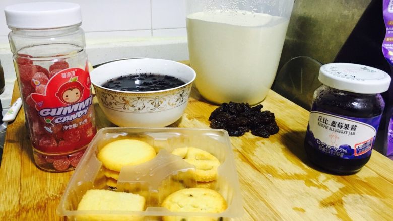 💓桑椹葡萄干酸奶的独特口感💓,准备好配料表的食材，也可以自由发挥