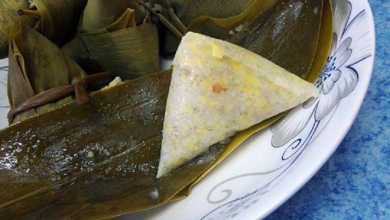 三米肉粽+#春意绿#,大火煮开一会儿,转中火慢慢煮,用锅煮有一个好处,可以随时观察水量,煮一会也可以翻翻,煮的时间长短也要看粽子的量,我这里煮了一个半小时,然后关火焖,焖到水不烫为止,一个个取出来沥干,就可以吃了