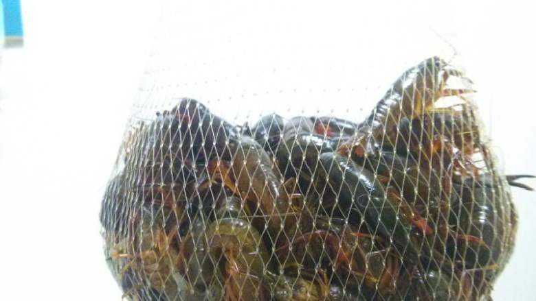 爆炒虾球,把<a style='color:red;display:inline-block;' href='/shicai/ 285'>小龙虾</a>连网反复清洗几遍