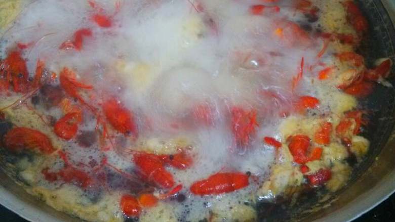 爆炒虾球,锅里放适量水烧开，把小龙虾倒入水中