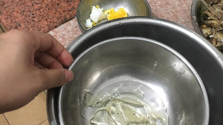青汁布丁🍮,隔水融化吉利丁片,备用;
