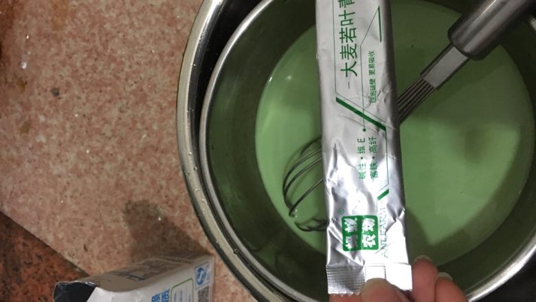 青汁布丁🍮,将青汁加入牛奶溶液中,搅拌至无颗粒;