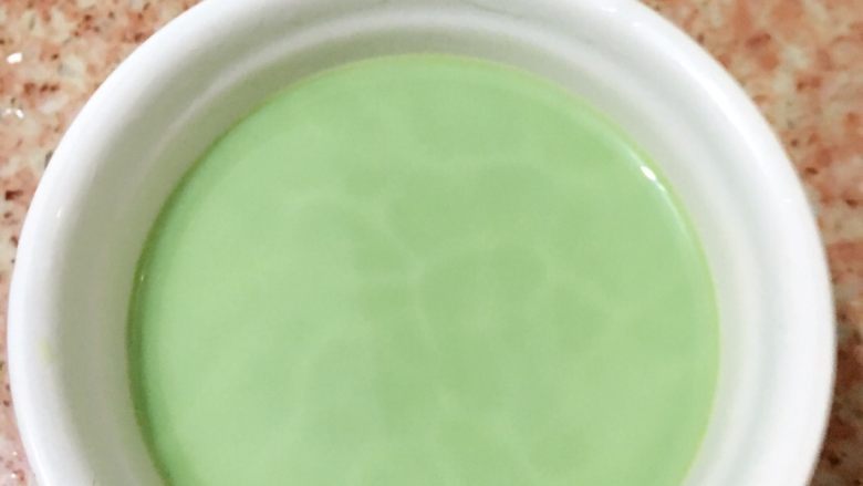 青汁布丁🍮,将青汁布丁混合液体倒入容器中,静止凉透后,加入冰箱冷藏5小时即可使用;