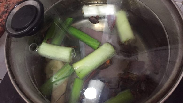 冷面,煮25分钟后 牛肉拿出来 材料不要 留下肉汤 加入酱油/苹果醋/糖(根据各人口味)调好 放凉