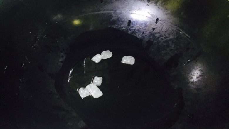 秘制红烧肉,放入油,小火…炒糖色…