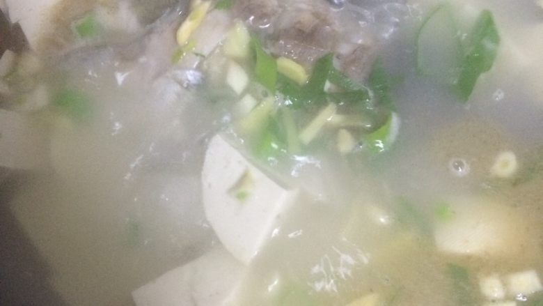 鲫鱼豆腐汤,之后倒入适量的水（最好是热水）烧开，放入适量的盐，等于煮五分钟，出来浓浓的白汤之后，放入<a style='color:red;display:inline-block;' href='/shicai/ 465'>豆腐</a>，中火再煮10分钟，之后放入<a style='color:red;display:inline-block;' href='/shicai/ 3250'>葱</a><a style='color:red;display:inline-block;' href='/shicai/ 37'>姜</a>蒜