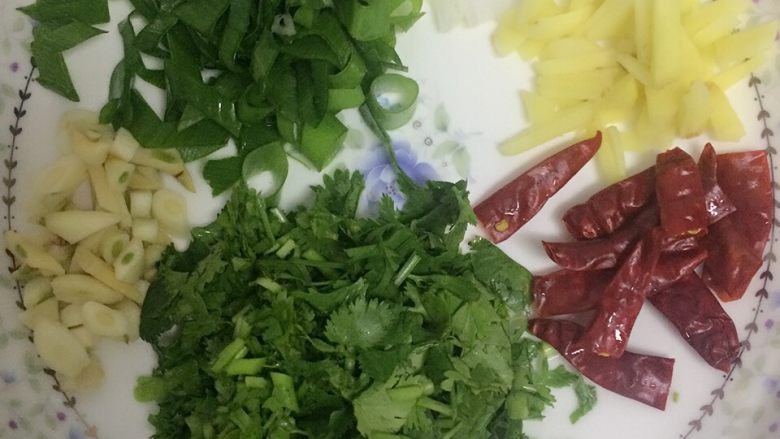 水煮肉,先把<a style='color:red;display:inline-block;' href='/shicai/ 3250'>葱</a> <a style='color:red;display:inline-block;' href='/shicai/ 37'>姜</a> 蒜 <a style='color:red;display:inline-block;' href='/shicai/ 62'>辣椒</a> <a style='color:red;display:inline-block;' href='/shicai/ 131'>香菜</a>切好 备用