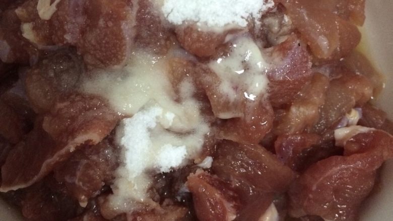 水煮肉,取肉切片放入一个小碗中，加入适量的面粉，<a style='color:red;display:inline-block;' href='/shicai/ 718'>料酒</a>，盐，搅拌均匀，放半个小时，中间也可以搅拌肉