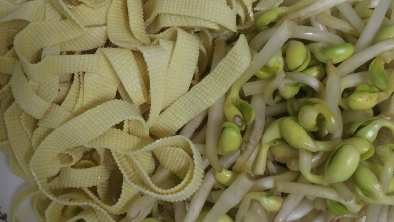 水煮肉,豆腐皮切段，<a style='color:red;display:inline-block;' href='/shicai/ 120'>豆芽</a>洗净备用