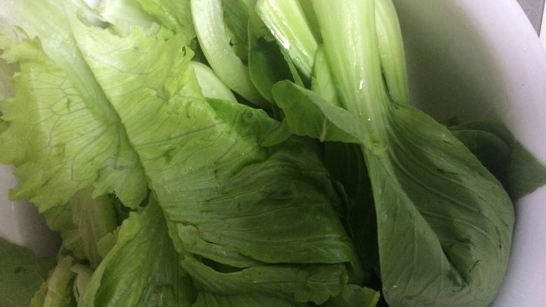 水煮肉,<a style='color:red;display:inline-block;' href='/shicai/ 121'>生菜</a>和<a style='color:red;display:inline-block;' href='/shicai/ 115'>油菜</a>洗净备用