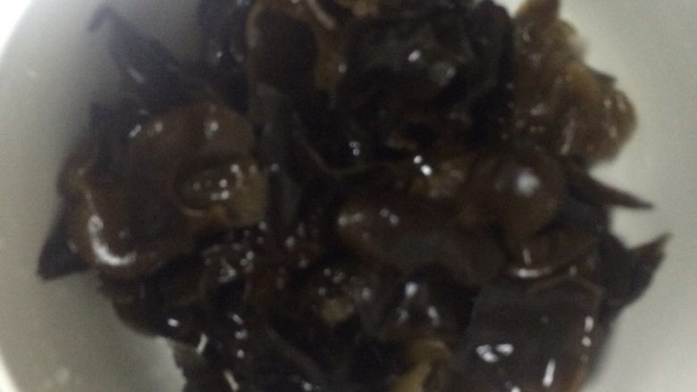 水煮肉,<a style='color:red;display:inline-block;' href='/shicai/ 233'>木耳</a>洗净备用