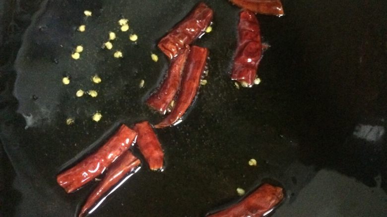水煮肉,锅中放适量的油，放入红辣椒