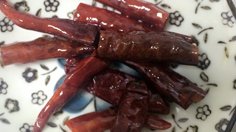 水煮肉,看到辣椒呈现亮红就把它取出来备用（小编就拍了张照片，辣椒就有点炸过了😂😂）