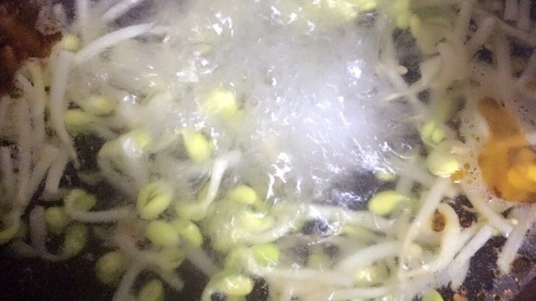水煮肉,把之前准备好的豆芽放入锅中煮开，来豆芽变色即可捞出放入容器中