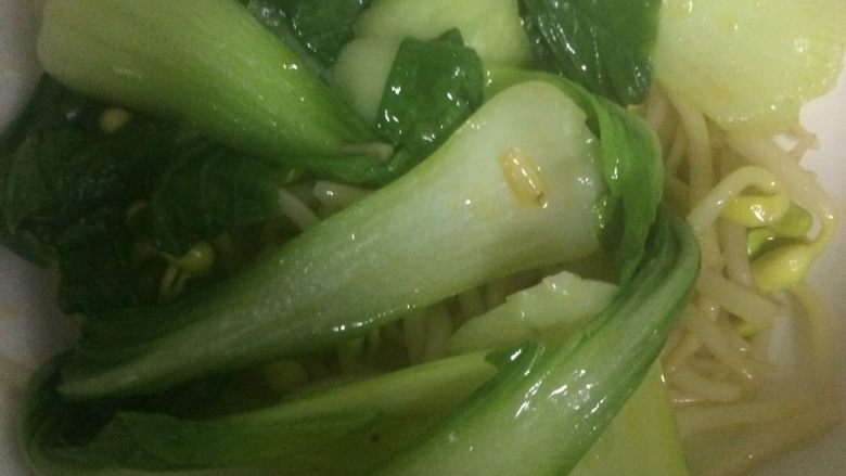 水煮肉,之后把油菜放入锅中烫一下捞出