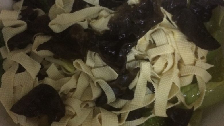 水煮肉,接着就是<a style='color:red;display:inline-block;' href='/shicai/ 4660'>豆皮</a>和木耳了，烫过之后放入之前的容器中