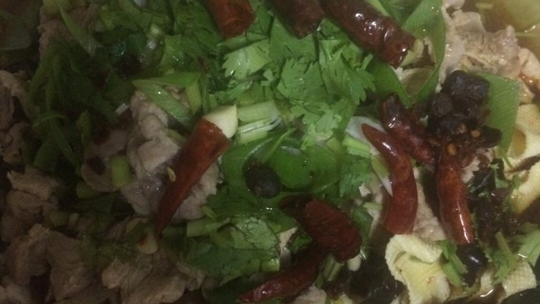 水煮肉,重点来了，肉也放入锅中，搅一搅防止沾锅，直到肉变色之后，锅中加入少许盐和<a style='color:red;display:inline-block;' href='/shicai/ 692'>酱油</a>，煮开（如果有肉煮出来的白沫，可以用勺子把它取出来，扔掉）  之后连汤带肉一起倒入之前的容器中，把之前拿出来的辣椒放上去，葱姜蒜香菜都可以放了，锅中热油，直到油9成热，把它泼到刚刚准备好的水煮肉上就OK了