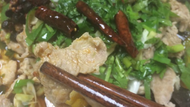 水煮肉,一盘水煮肉片就这样做好了  想吃的还不赶紧试试