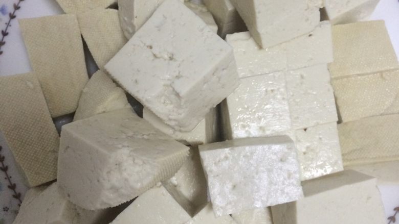 鲫鱼豆腐汤,豆腐切块备用