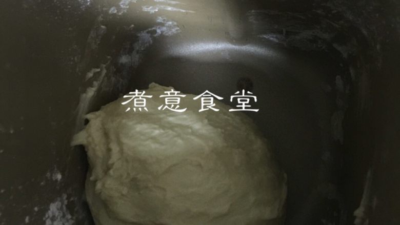 网红奶酪包#甜蜜美味#,做面包体:把除了<a style='color:red;display:inline-block;' href='/shicai/ 887'>黄油</a>之外的所有材料放入面包机,设置和面程序,启动。