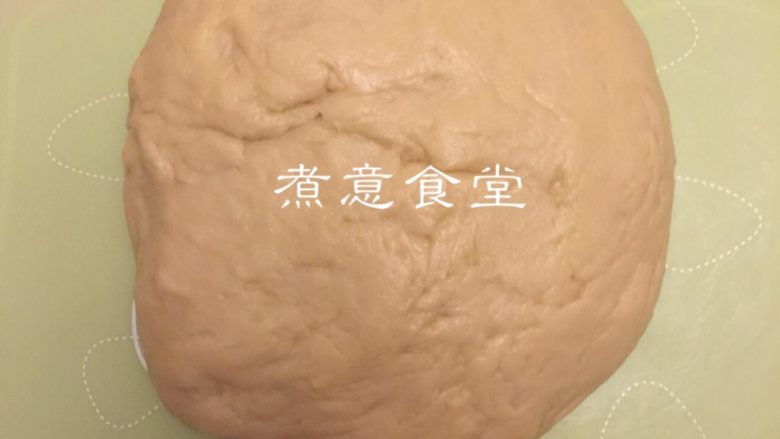 网红奶酪包#甜蜜美味#,发面程序结束后,用手在面团中间戳个洞,如果不回缩证明已经发酵好了。