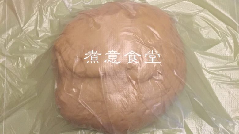 网红奶酪包＃甜蜜美味#,拿出来滚圆，盖上保鲜膜松弛15分钟。