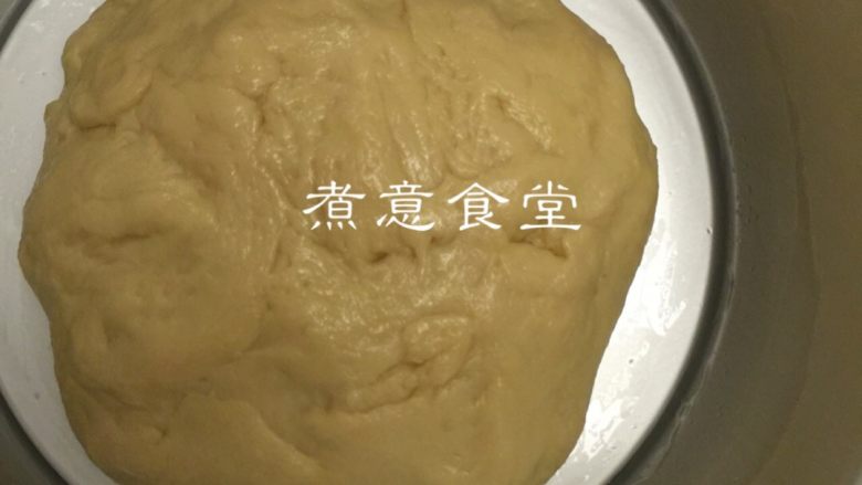 网红奶酪包#甜蜜美味#,排气滚圆,放入8寸不粘模中。