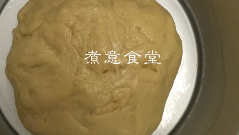 网红奶酪包＃甜蜜美味#,排气滚圆，放入8寸不粘模中。