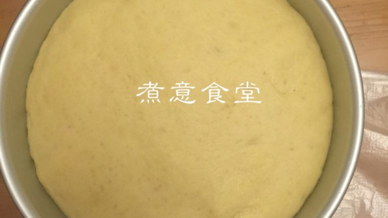 网红奶酪包＃甜蜜美味#,烤箱设置发酵功能，再次发酵40分钟左右，至两倍大。把发好的面包拿出来，烤箱设置上下火预热170度，再放入烤箱中低层烤25分钟。注意观察，如果面包表面已上色，可以盖一张锡纸在面包上继续烤，防止面包表面上色过度。