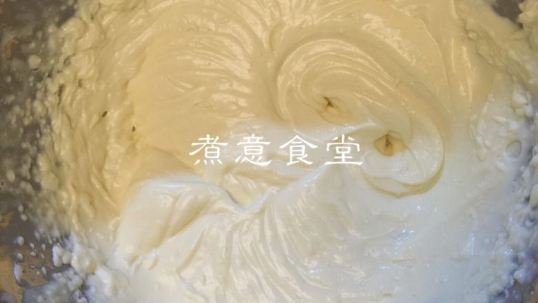 网红奶酪包#甜蜜美味#,烤面包的时候制作奶酪馅:奶酪提前软化,加入糖粉和<a style='color:red;display:inline-block;' href='/shicai/ 219'>牛奶</a>,用打蛋器打至细腻的奶酪糊。