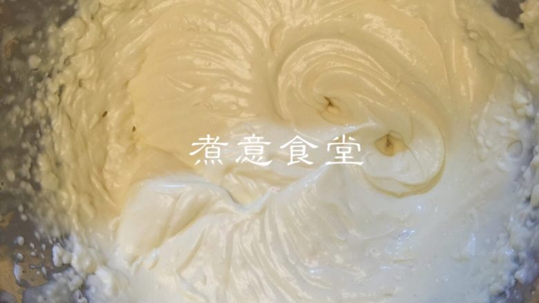 网红奶酪包＃甜蜜美味#,烤面包的时候制作奶酪馅：奶酪提前软化，加入糖粉和<a style='color:red;display:inline-block;' href='/shicai/ 219'>牛奶</a>，用打蛋器打至细腻的奶酪糊。