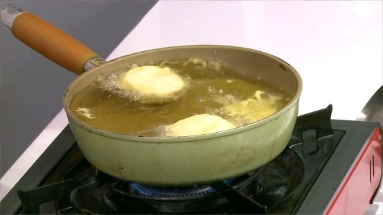 酥炸鮑菇夾,取鍋,加入半鍋油,燒熱至約160℃,將作法3的杏鮑菇先沾裹上作法4的粉漿後,放入油鍋中以小火炸約5分鐘至酥脆,撈起瀝油後盛盤。