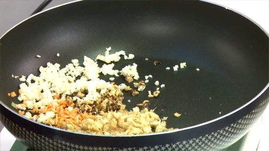 素魚香茄子,配料切成碎狀下鍋炒香加調味料炒勻加<a style='color:red;display:inline-block;' href='/shicai/ 156925'>水</a>煮