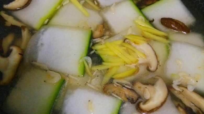 冬瓜汤,水开后加入姜丝，加盐，油调味