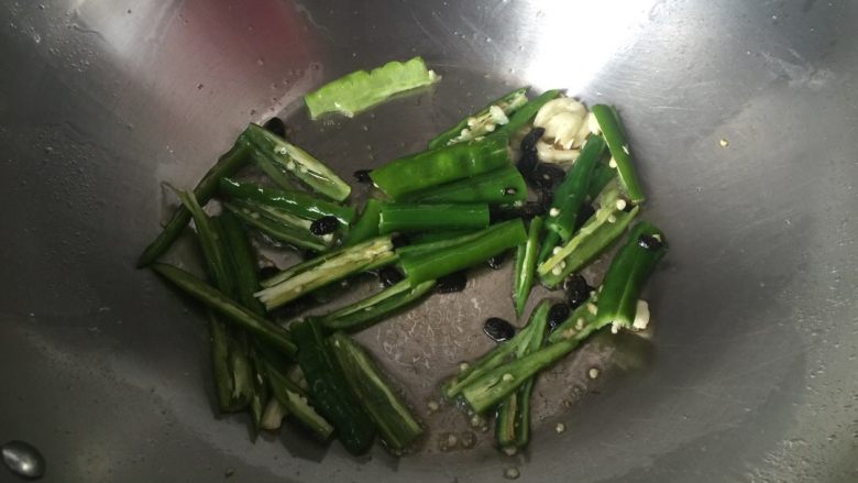 香脆辣味苦瓜,炸完花生的油,下蒜头扁香后再下青辣椒和豆豉,至青辣椒皮成虎皮状,下苦瓜